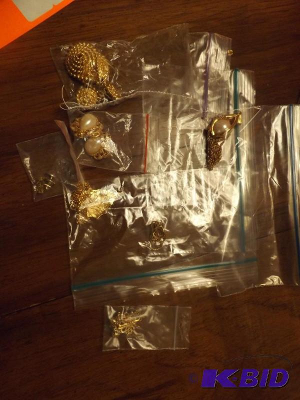 lot 185 image: several jewelry pieces...