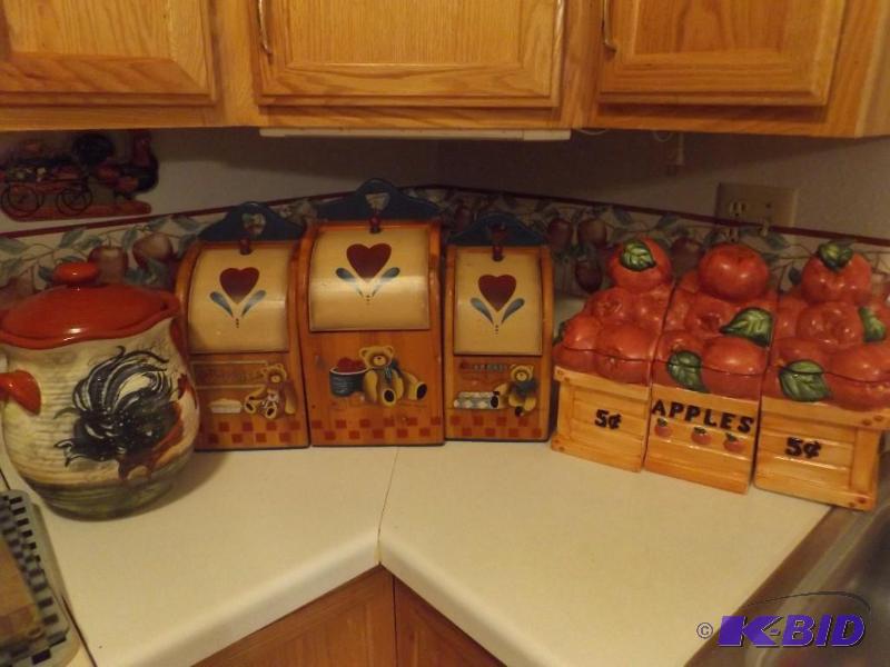 lot 54 image: 3 set apple containers  3 set bear conta...