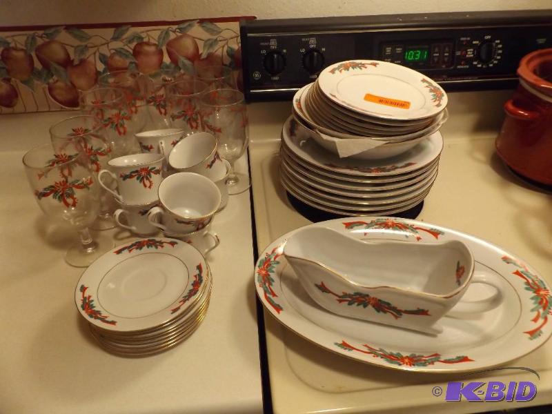 lot 61 image: Christmas themed dishes set 36 piece set ...