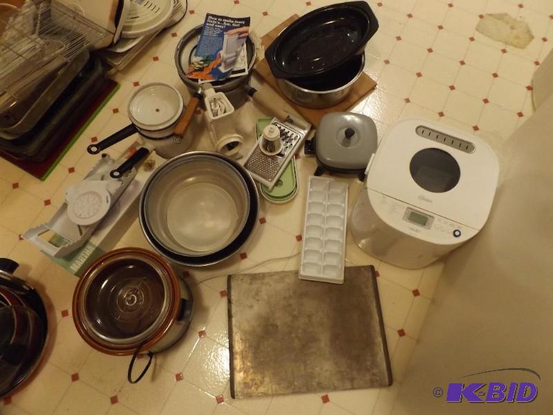 lot 72 image: Oster bread machine  crock pot  2 m...