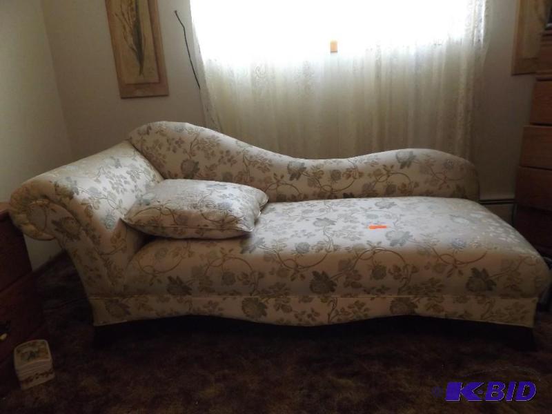 lot 82 image: daybed...