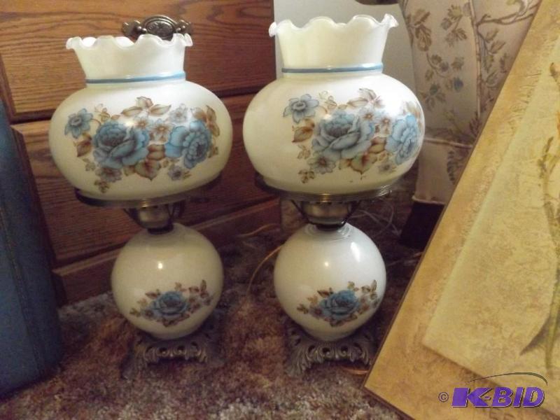 lot 84 image: 2 lamps&nbsp2 wall hangs ...