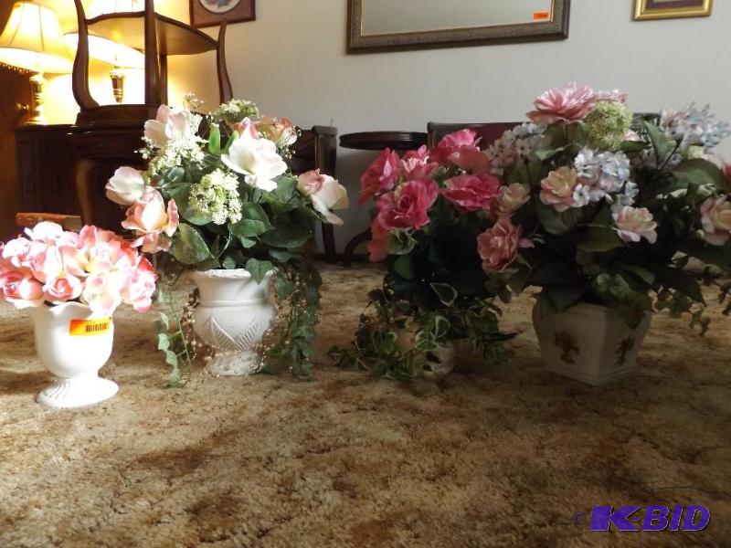 lot 9 image: 4 random&nbspshaped and sized floral vases c...