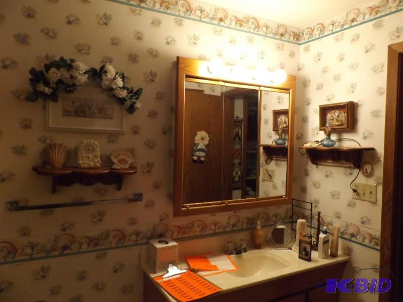 lot 92 image: bathroom sea shell decor ...