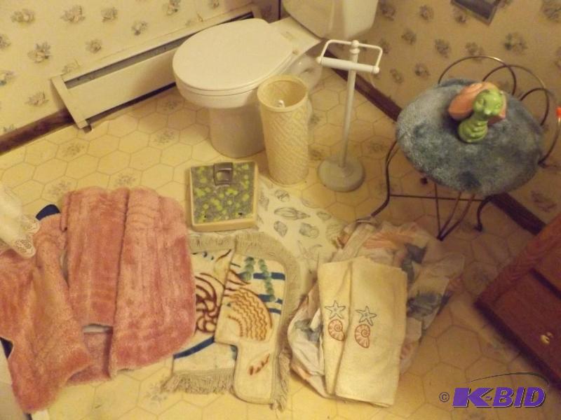 lot 93 image: vanity stool bathroom rug set and other misc ...