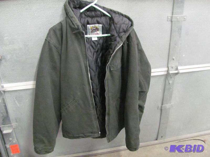 lot 27 image: If youre not afraid of repairing a zipper, t...