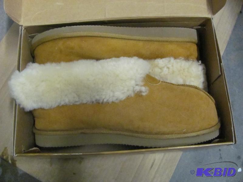 lot 34 image: These Mens KIRKLAND SIGNATURE Shearling Shee...