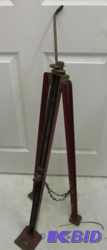 lot 17 image: Vintage screw jack...