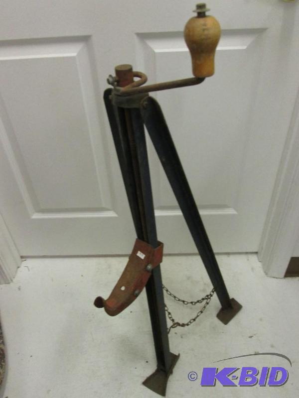 lot 19 image: Vintage screw jack...