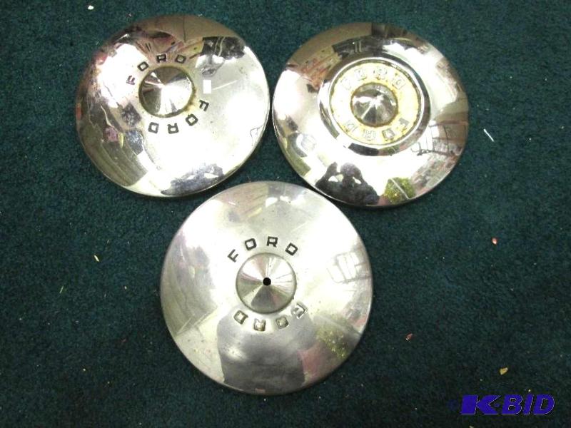 lot 42 image: 3 Ford wheel caps, 50...