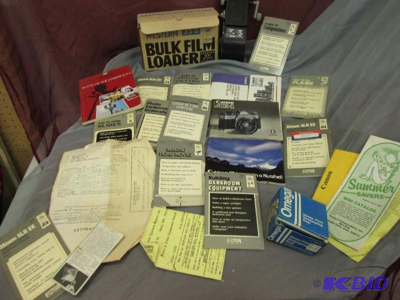 lot 46 image: Lot of vintage camera and photography items...