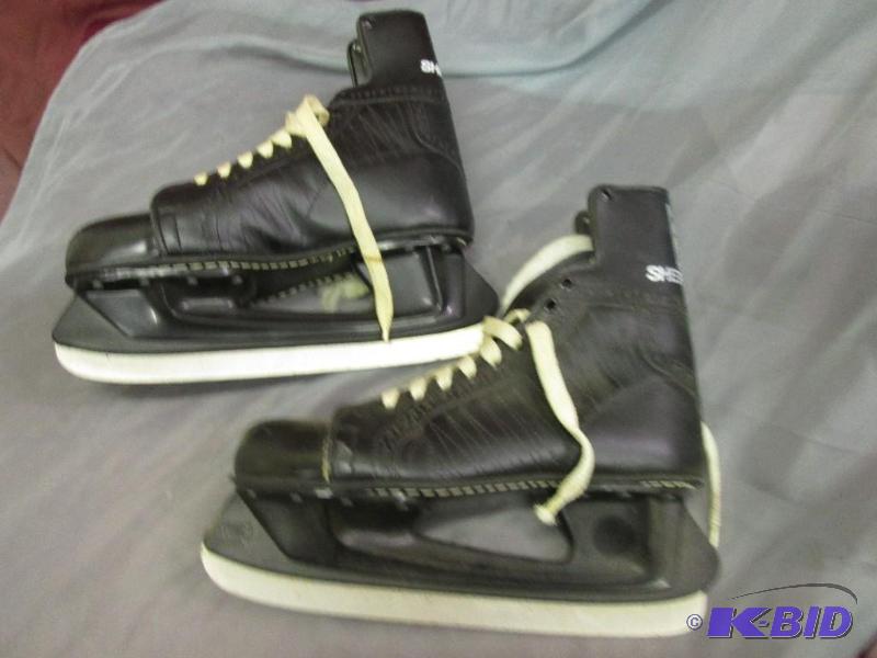 lot 49 image: Size 8 hockey skates...
