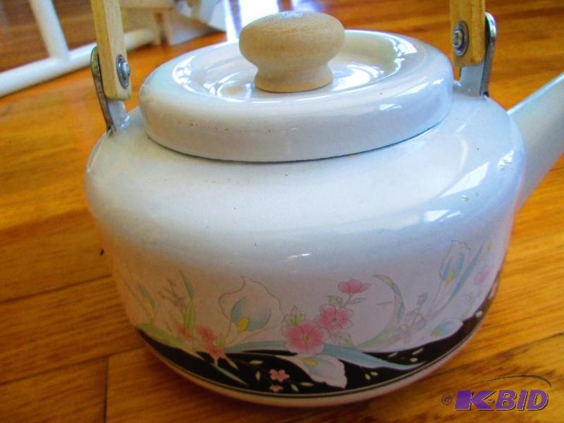 lot 78 image: Vintage teapot in good condition...