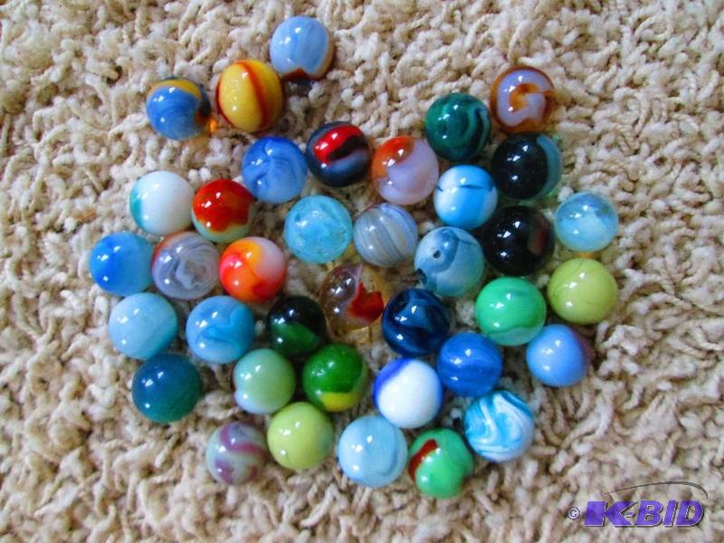 lot 94 image: Lot of vintage pre-1950s marbles...