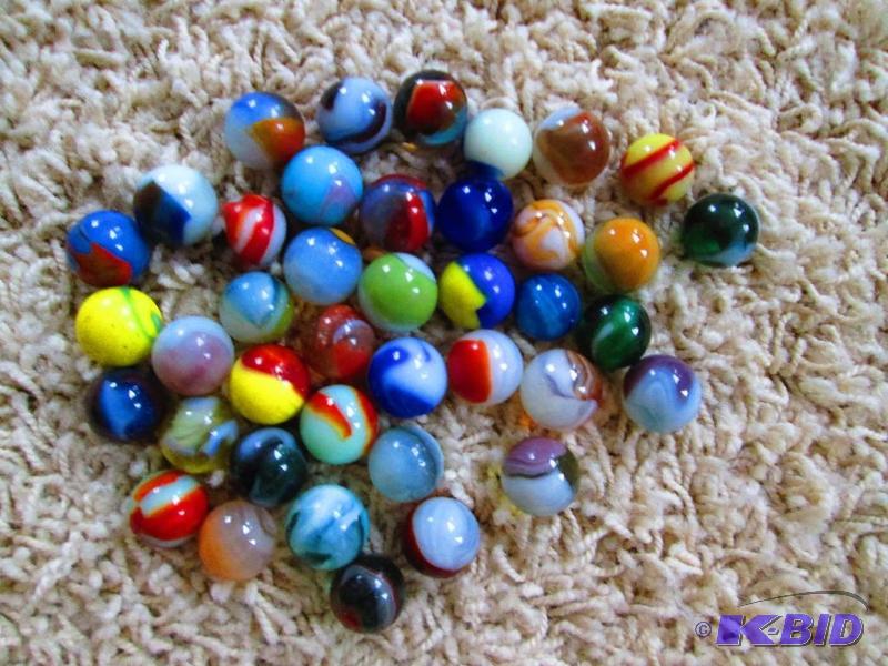 lot 95 image: Lot of vintage pre-1950s marbles...