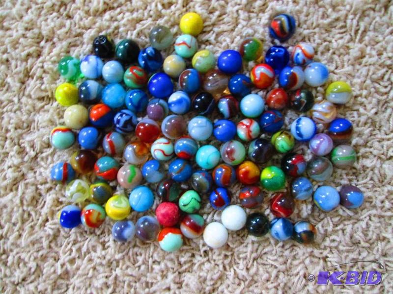 lot 96 image: Large lot of pre-1950s vintage marbles...