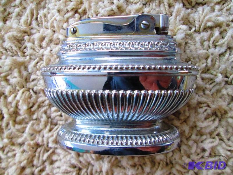 lot 97 image: Vintage lighter, nice detail...
