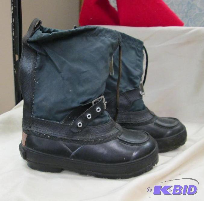 lot 144 image: Size 3 boys boots...