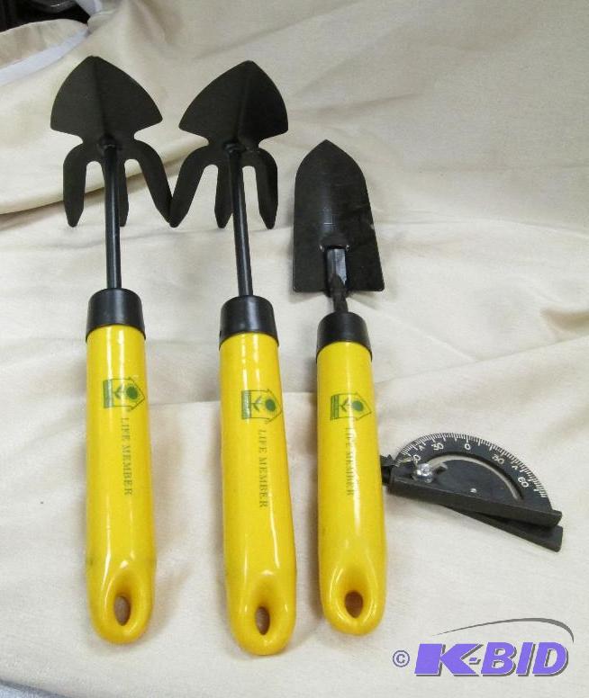 lot 146 image: Gardening tools...