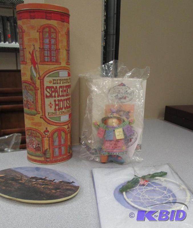 lot 335 image: Diffiors spagetti house tin, Garden friends,...