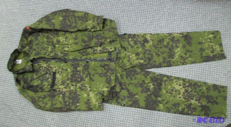 lot 92 image: Camo pants and jacket size XL...