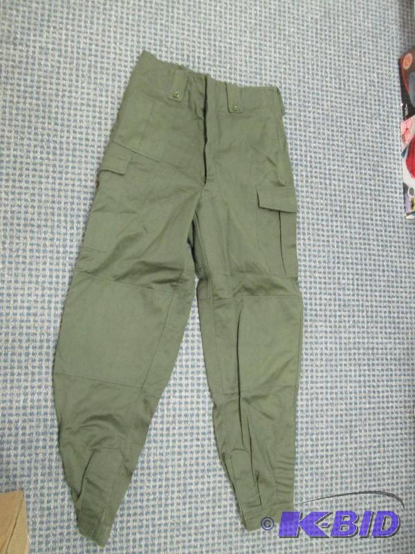 lot 98 image: Mens large military pants...
