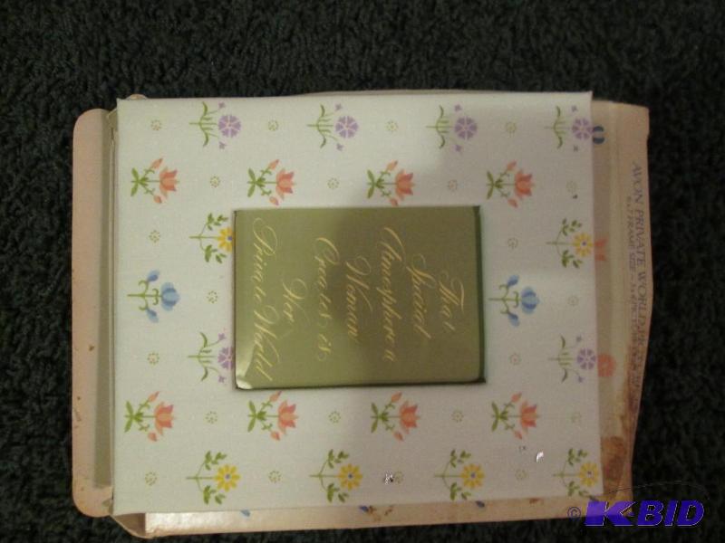 lot 10 image: Avon. 1982 private world frame 4x6 picture fr...