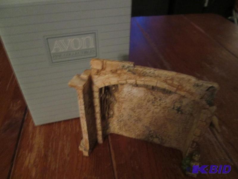 lot 102 image: Avon fine collectables stable background...