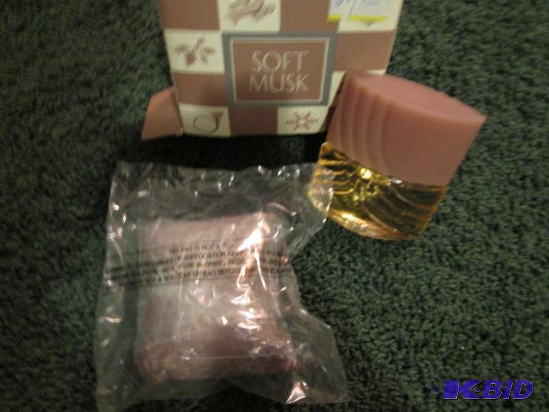 lot 12 image: 1993. Avon, soft musk senteed moments fift se...