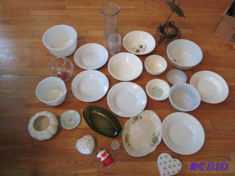 lot 157 image: mixed lot of glass bowl and cups...