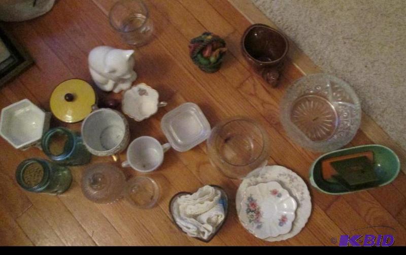 lot 162 image: mixed lot of deorative bowls and cups...