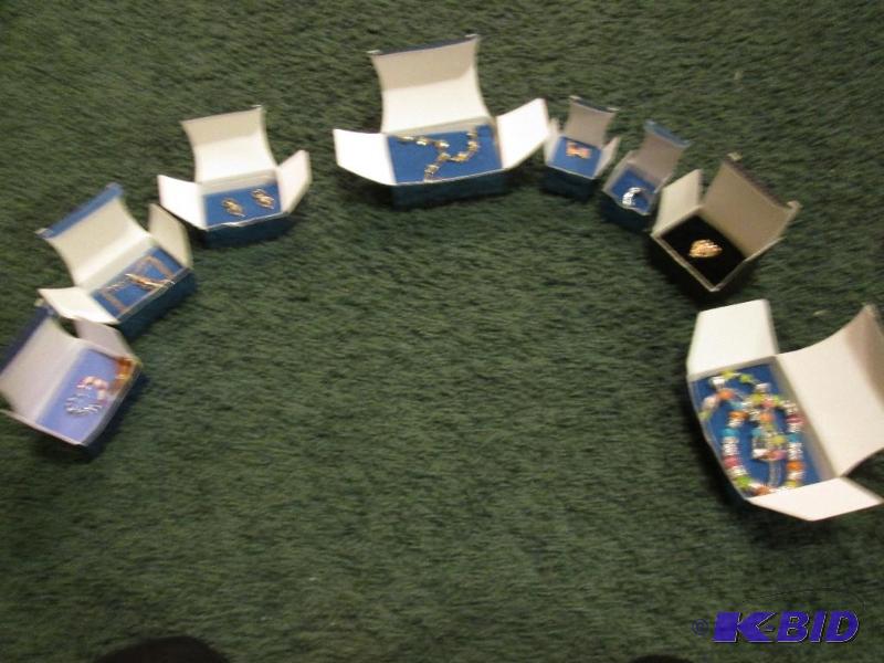 lot 17 image: mixed lot of Avon jewlery pieces and pins...
