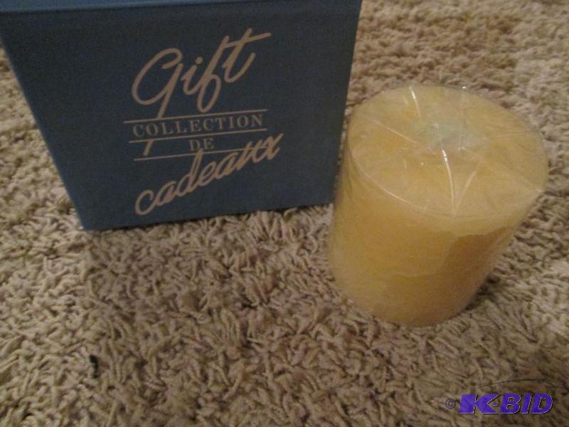 lot 175 image: Avon the gift collection candle...