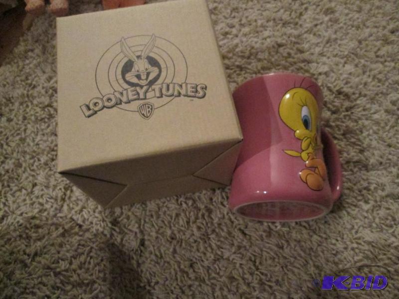 lot 179 image: looney tunes collectable tweety mug Avon...