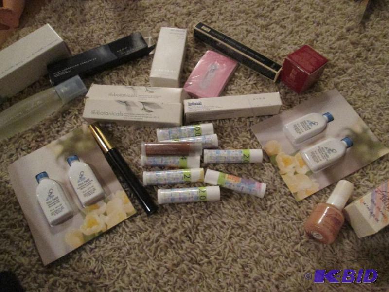 lot 181 image: Avon collectable cosmetics and beauty product...