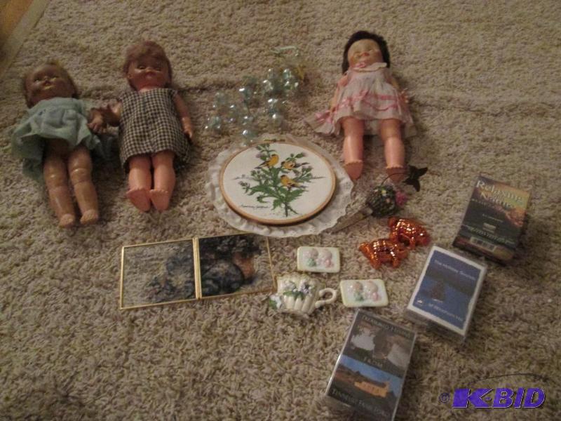 lot 189 image: mixed lot of collectable dolls, and dcoration...