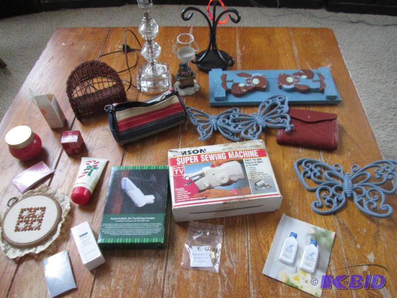 lot 193 image: mixed lot of household decorational items...