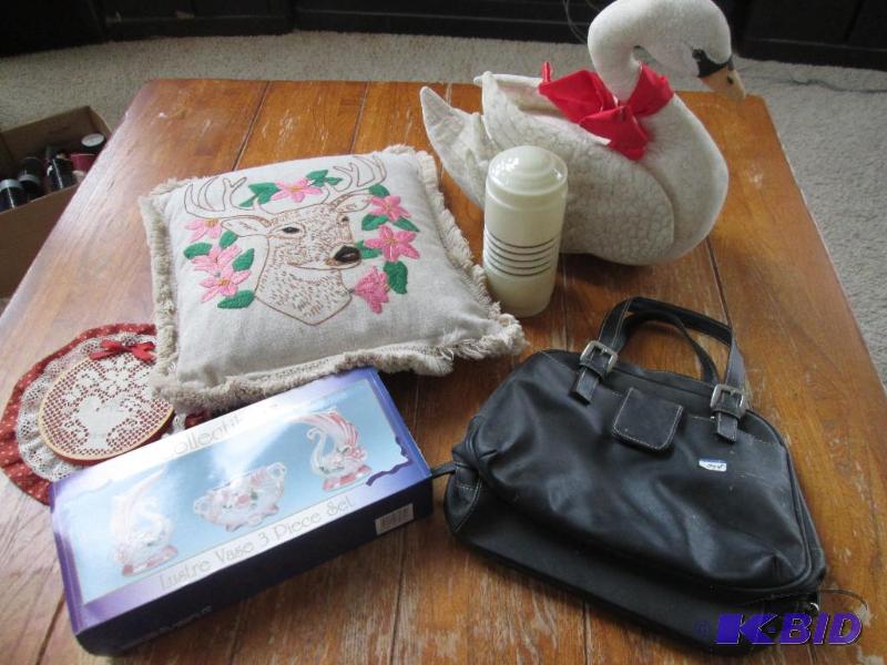 lot 195 image: mixed lot of household decoration, pillows an...