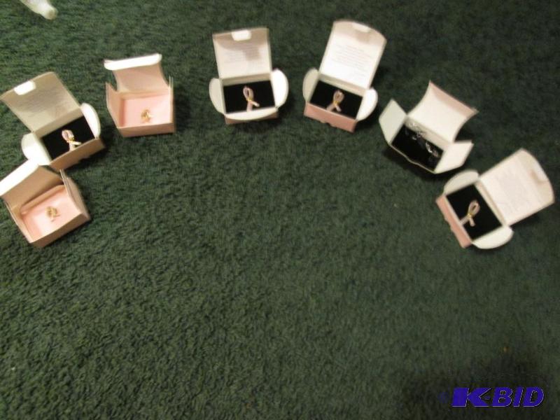 lot 20 image: mixed lot of Avon breast cancer pins...