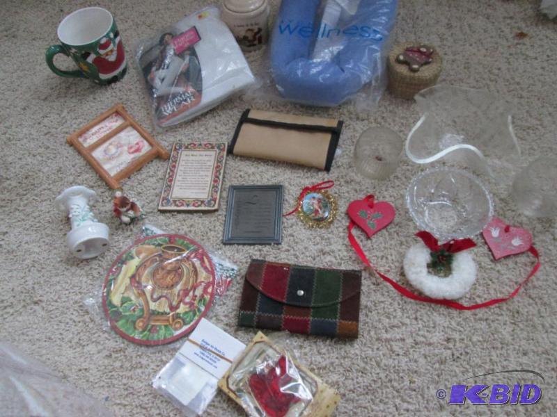 lot 202 image: mixed lot of holiday dcor...