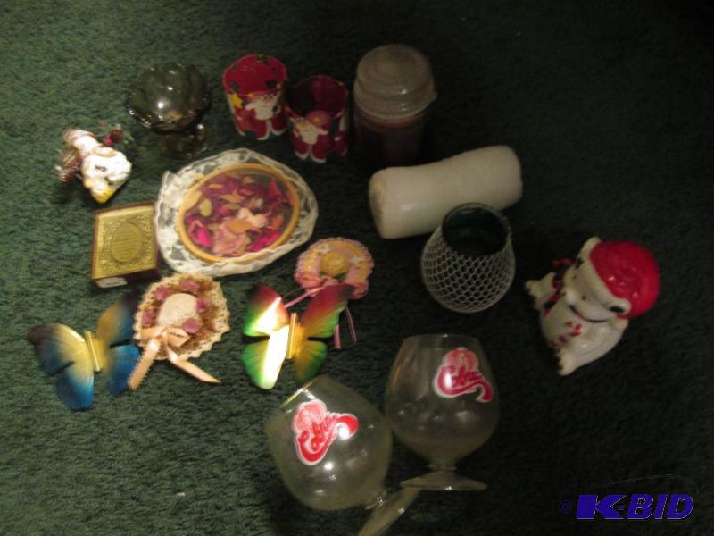lot 228 image: mixed lot of decorations, christmas dcor, pot...