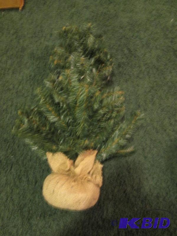 lot 24 image: mini christmas tree...