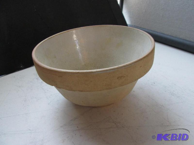 lot 257 image: Serving bowl, 4 inches tall...