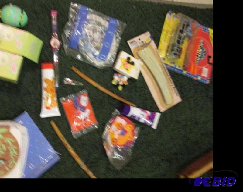 lot 29 image: mixed lot of toys...