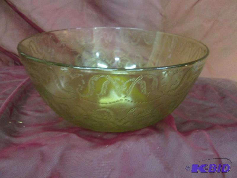 lot 314 image: Amber serving bowl with pattern, 9.5 across...
