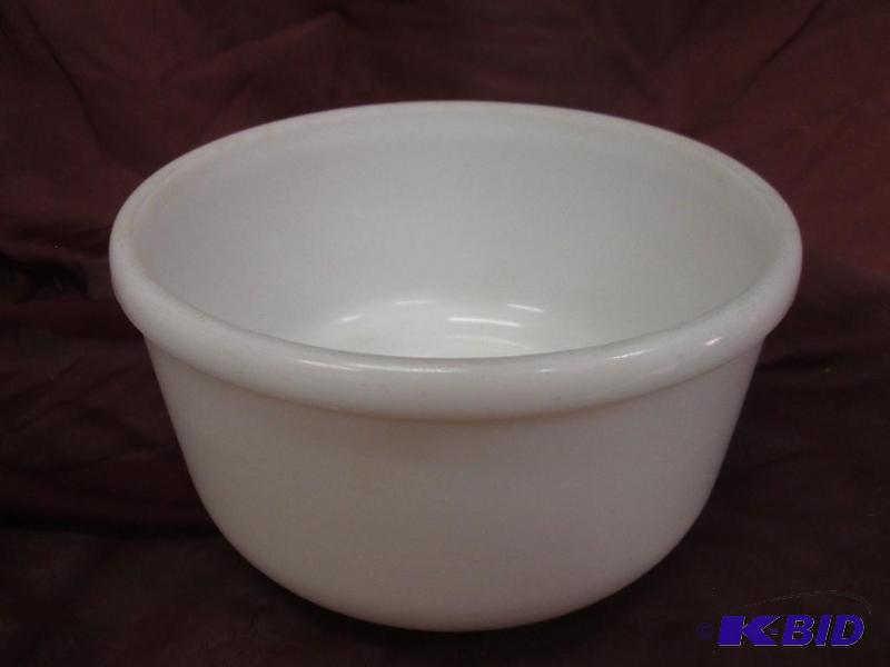 lot 337 image: White mixing bowl 9...