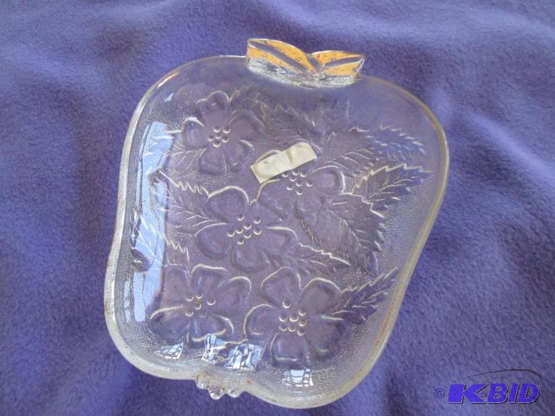 lot 365 image: Glass serving dish with gold accent edges...