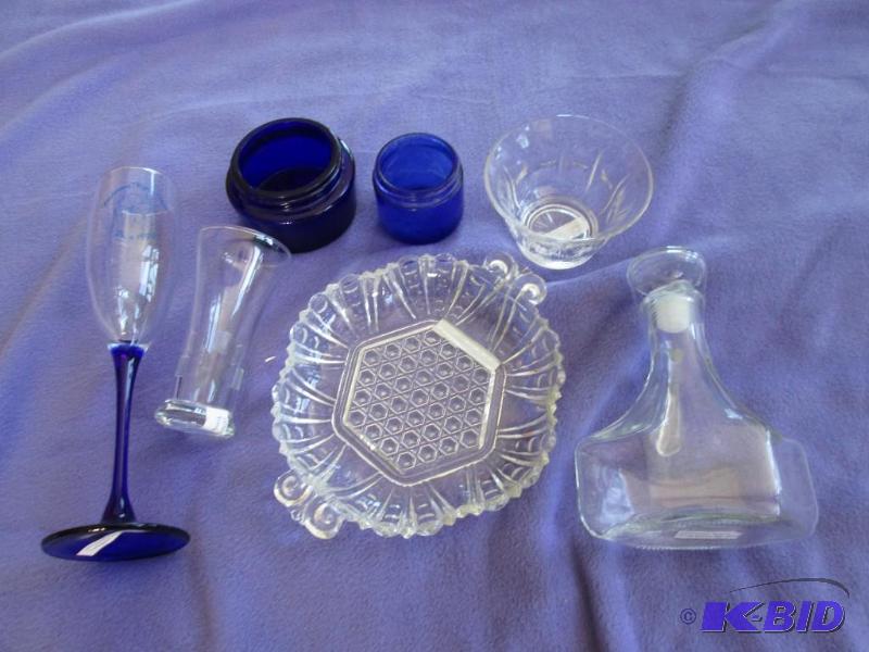 lot 371 image: Assorted glassware...