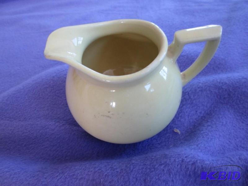 lot 372 image: Small Liptons Tea pitcher...