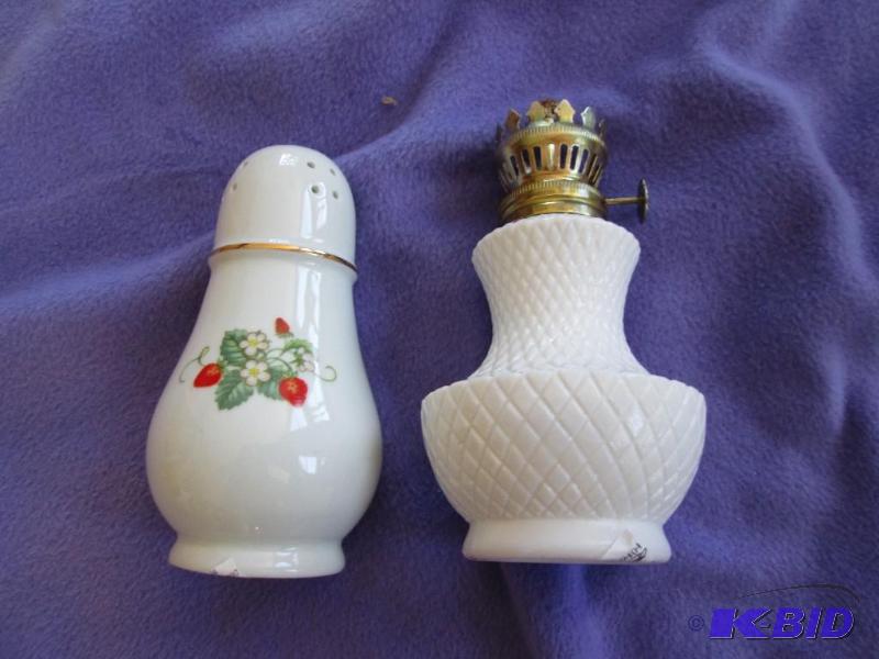 lot 373 image: Small oil lamp and Avon 1978 22K gold trim sh...